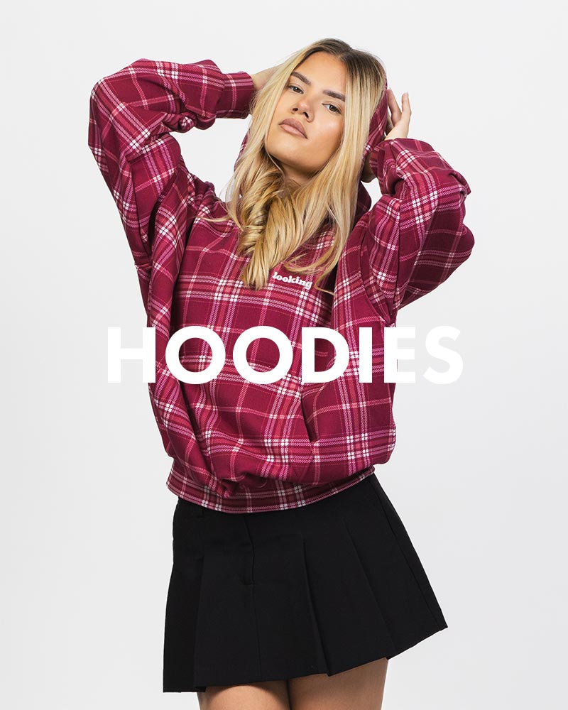 Kobieta w  bluzie z kapturem marki Looking, na białym tle. Na środku napis hoodies