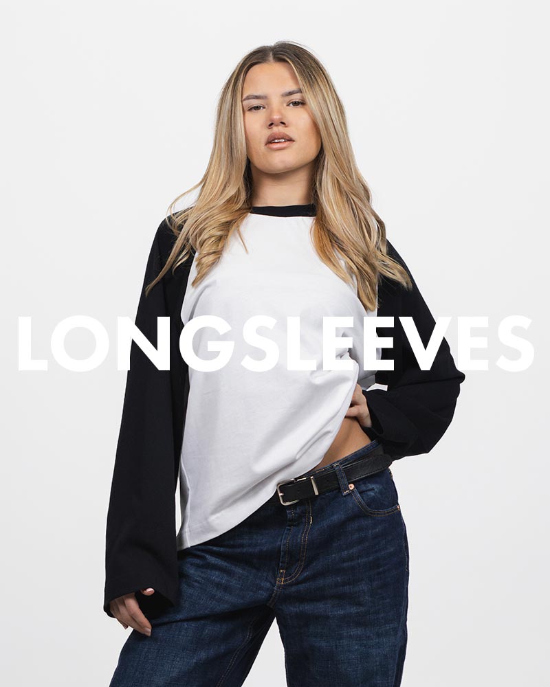 Kobieta w longsleeve raglan marki looking na białym tle. Na środku napis longsleeves